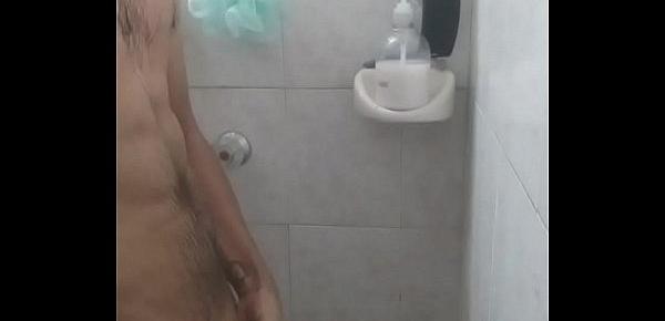  Mi novia me espia en el baño